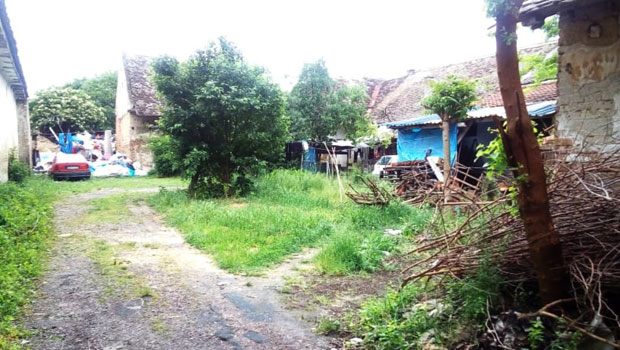 Неколико пута сам успела да му избијем нож из руке којим је кидисао на Зорана: Комшиница несрећног мушкарца кога је убио друг по флаши о детаљима трагедије у Оџацима (ФОТО)